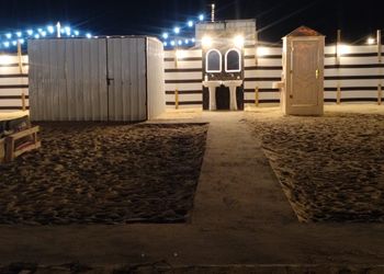 مخيم بجلسة خارجية وأجواء ممتعة