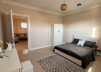 شقة بغرفة جلوس وغرفتين نوم 