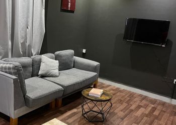 استديو بأثاث مريح وبسيط 