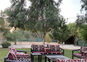 استراحة بجلسة خارجية ومسطح اخضر