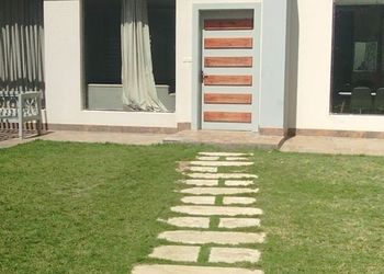 شاليه بمسبح خارجي وجلسة خارجية