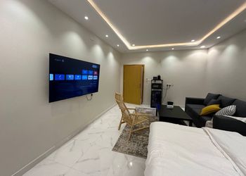 استديو بسرير ماستر وجلسة مريحة 