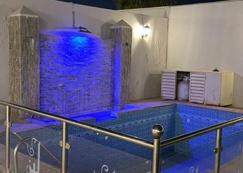 شاليه بمسطح اخضر وجلسة خارجية 