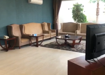 شاليه بصالة ومسبح خارجي 