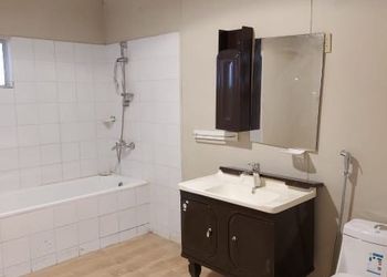 مزرعة بمسطح اخضر و مسبح