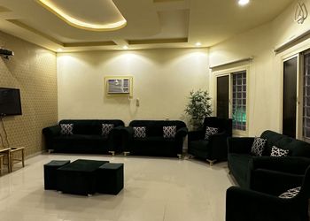 شاليه بمسبح داخلي وفناء خارجي