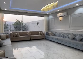 شاليه بجلسة تطل على مسبح خارجي 