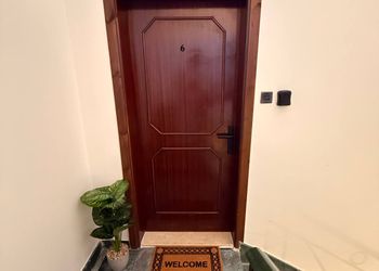 استديو هادئ بسرير ماستر وجلسة جانبية