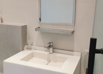 شاليه بصالة مطلة على المسبح 