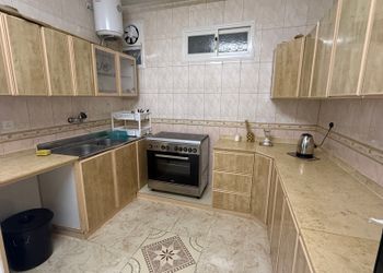 شقة بغرفة جلوس وغرفتين نوم 