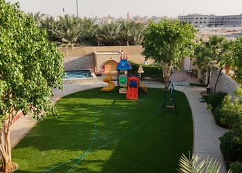 استراحة بمسطح اخضر والعاب اطفال