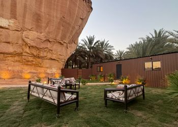 مزرعة محاطة بالجبال