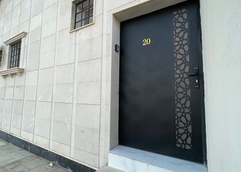 استديو بسرير ماستر وجلسة جانبية 