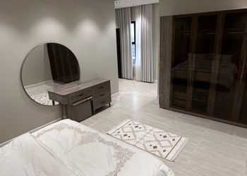 شقة بصالة أنيقة ودخول ذاتي