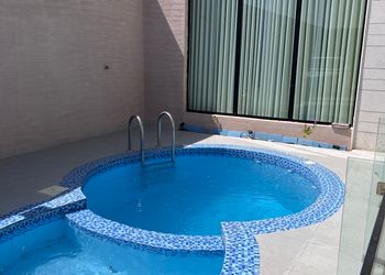 شاليه بألعاب أطفال ومسبح