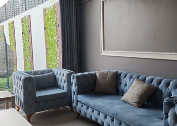 شاليه بجلسة تطل على مسبح خارجي  