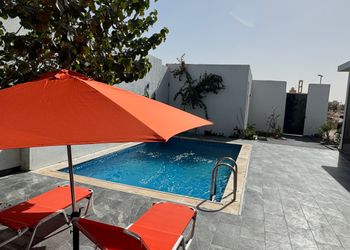 شاليه بتصميم انيق و هادئ
