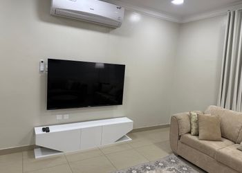 شقة بصالة انيقة ودخول ذاتي