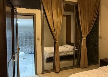 شاليه بمسطح اخضر وجلسة خارجية