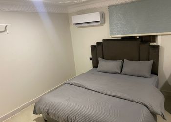 استديو بأثاث مريح وبسيط 