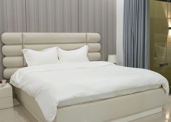 شاليه بمسطح اخضر ومسبح 