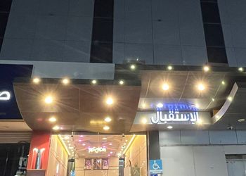 غرفة بأثاث مريح وبسيط