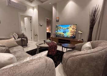 شقه بصالة وغرفتين نوم راقية 