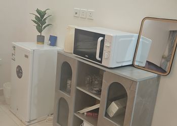 شقة بصالة وثلاث غرف نوم