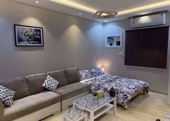 استديو بأثاث مريح وبسيط 