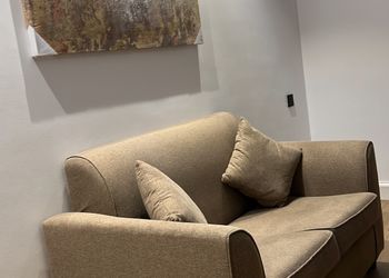 استديو بأثاث مريح وبسيط 
