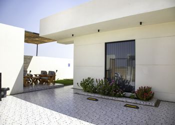 شاليه بجلسة تطل على مسبح خارجي 