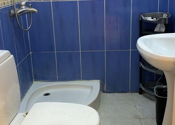 شقة بغرفة معيشة وغرفة نوم 