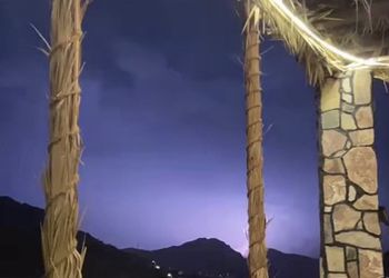 استراحة بجلسة مطلة على الطبيعة 