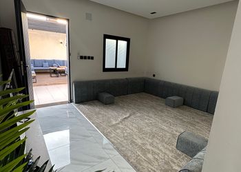 شاليه بصالة مطلة على المسبح