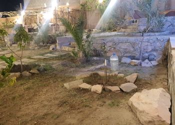 استراحة بمجلس واسع وفناء خارجي