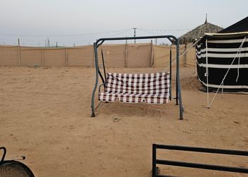 مخيم بموقد حطب