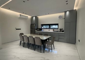 شاليه بمسطح اخضر ومسبح 