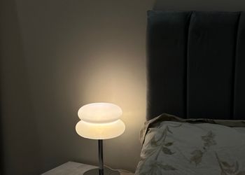 استديو بأثاث مريح وبسيط 