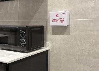 شقة بغرفة معيشة وغرفة نوم 