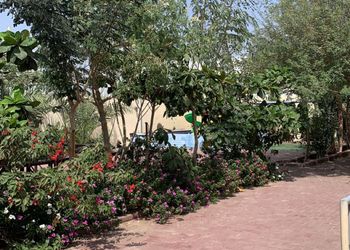 شاليه بجلسة خارجية وألعاب أطفال