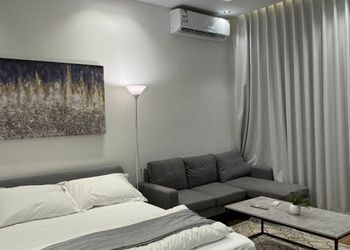 استديو بسرير ماستر وجلسة مريحة 