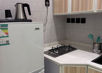 استديو بأثاث بسيط ومريح 