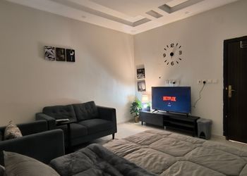 استديو بسرير ماستر وجلسة جانبية