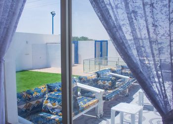 استراحة بمسطح اخضر وجلسة خارجية