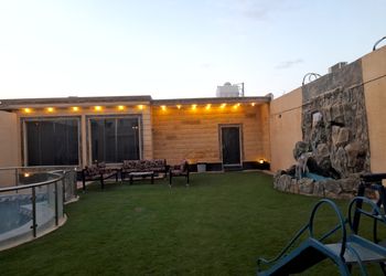 شاليه بمسطح اخضر وجلسة خارجية 