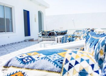 استراحة بمسطح اخضر وجلسة خارجية
