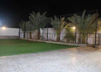 استراحة بمسطح اخضر وألعاب أطفال