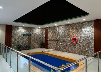 شاليه بمسطح اخضر ومسبح 