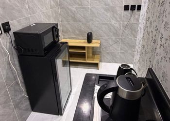 استديو بأثاث مريح وبسيط