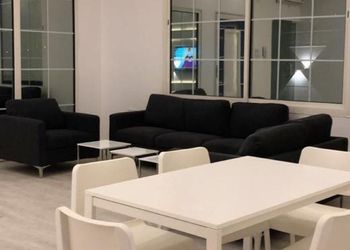 شاليه بمسطح اخضر وجلسة خارجية 